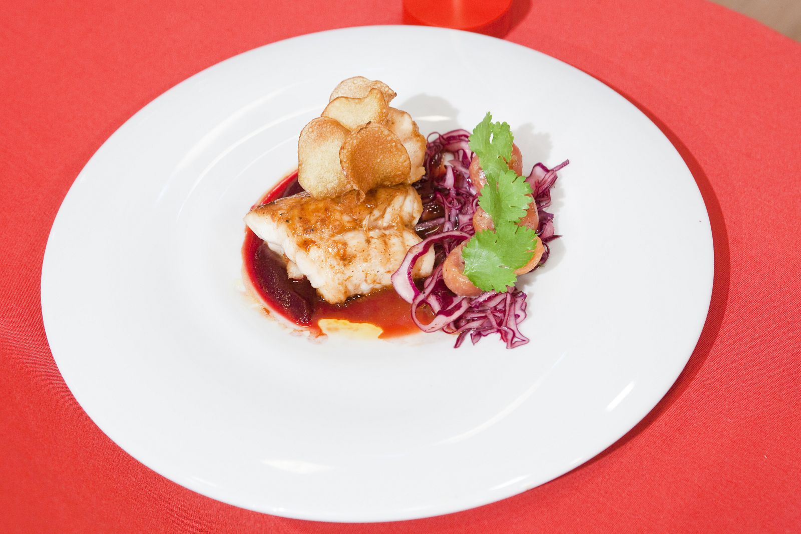 Cabracho con jugo de cangrejo y tomate cherry sorpresa