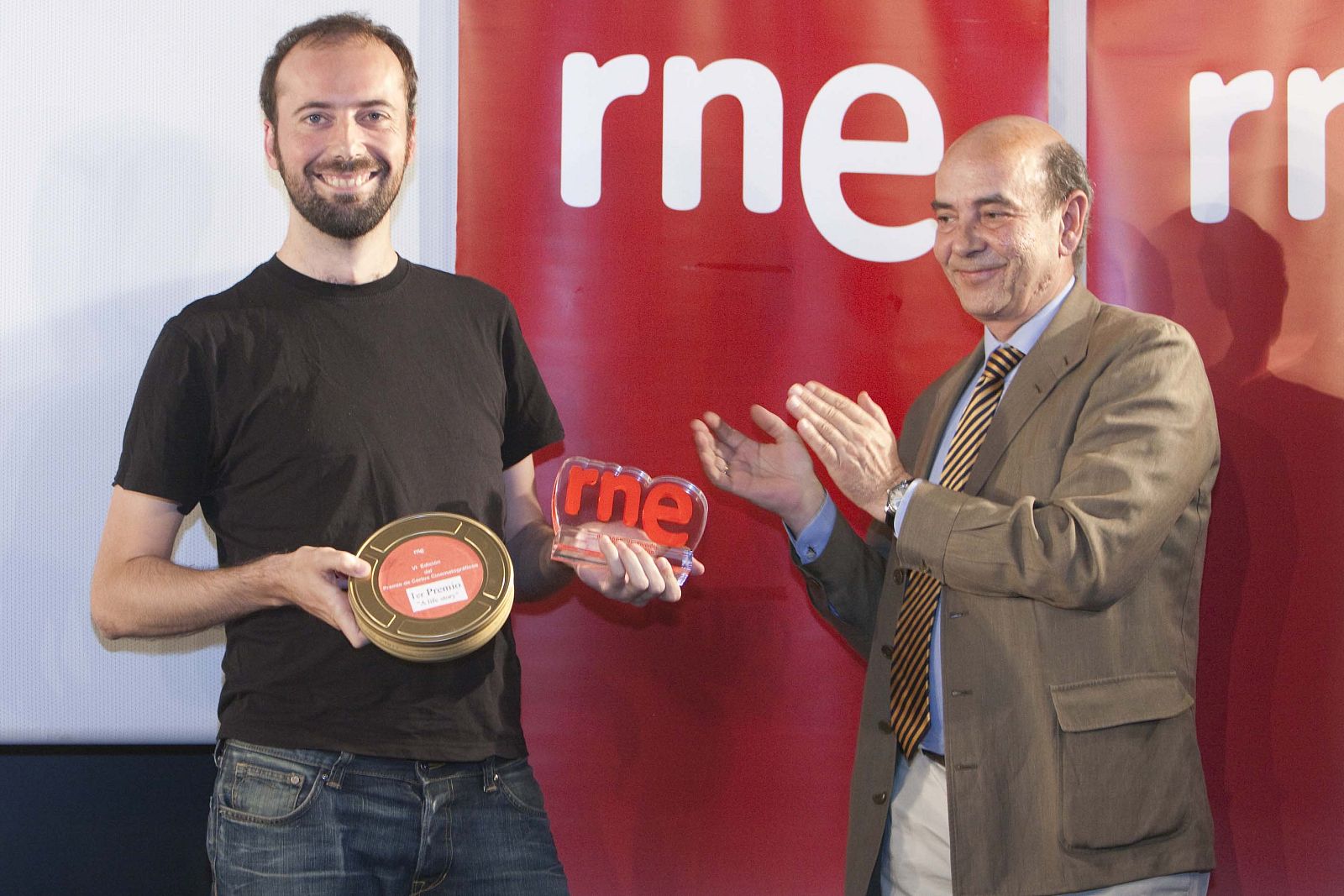 El director de RNE Alfonso Nasarre entrega el primer premio del VI Concurso de Cortos a Nacho Rodríguez por 'A lifestory'