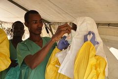 El brote de ébola sigue propagándose en África Occidental y está "fuera de control", según MSF