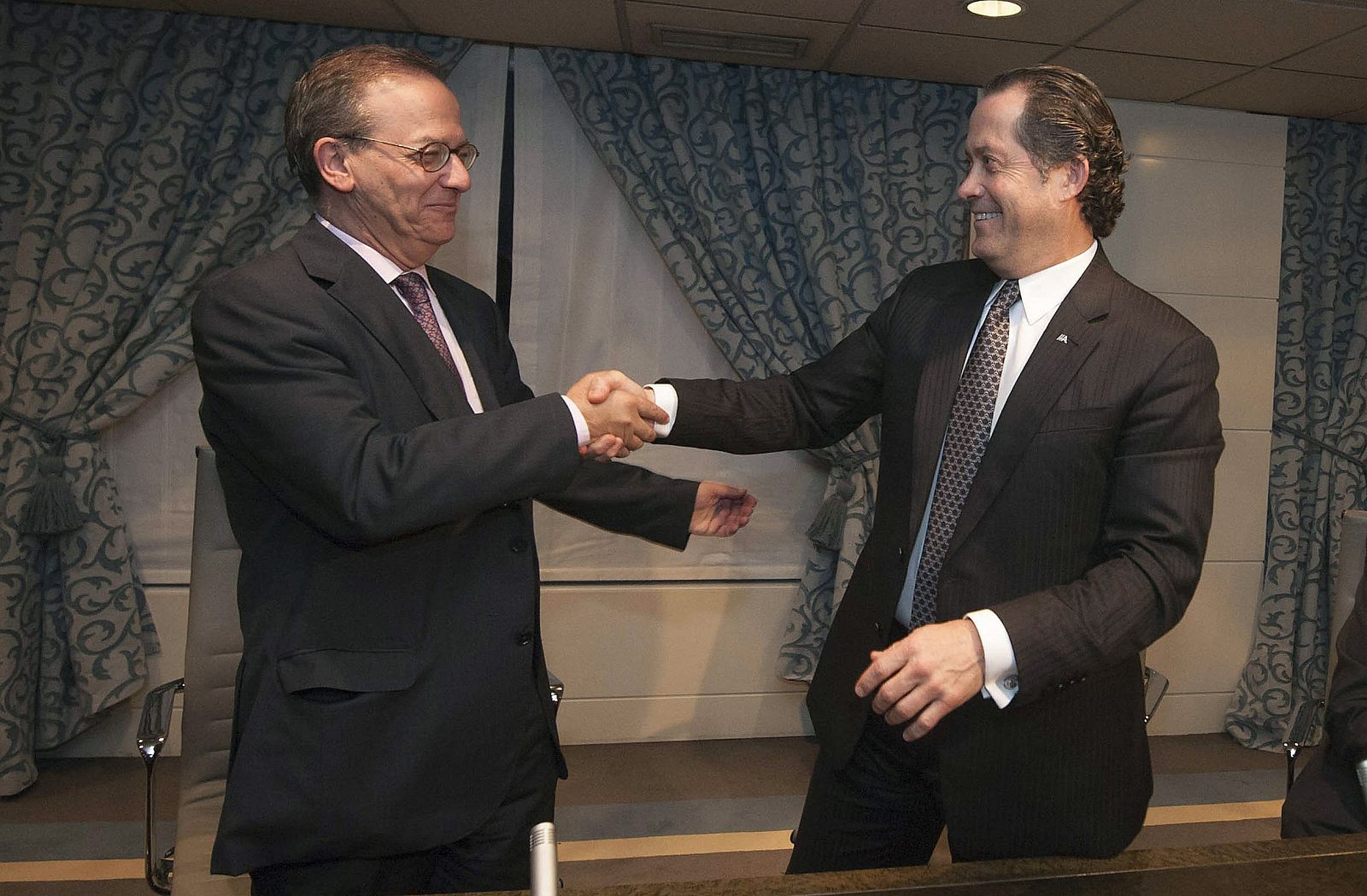 El director general del FROB, Antonio Carrasco, y el presidente del Grupo Banesco Internacional, Juan Carlos Escotet, tras la firma en la que el FROB ha salido definitivamente de NCG Banco.