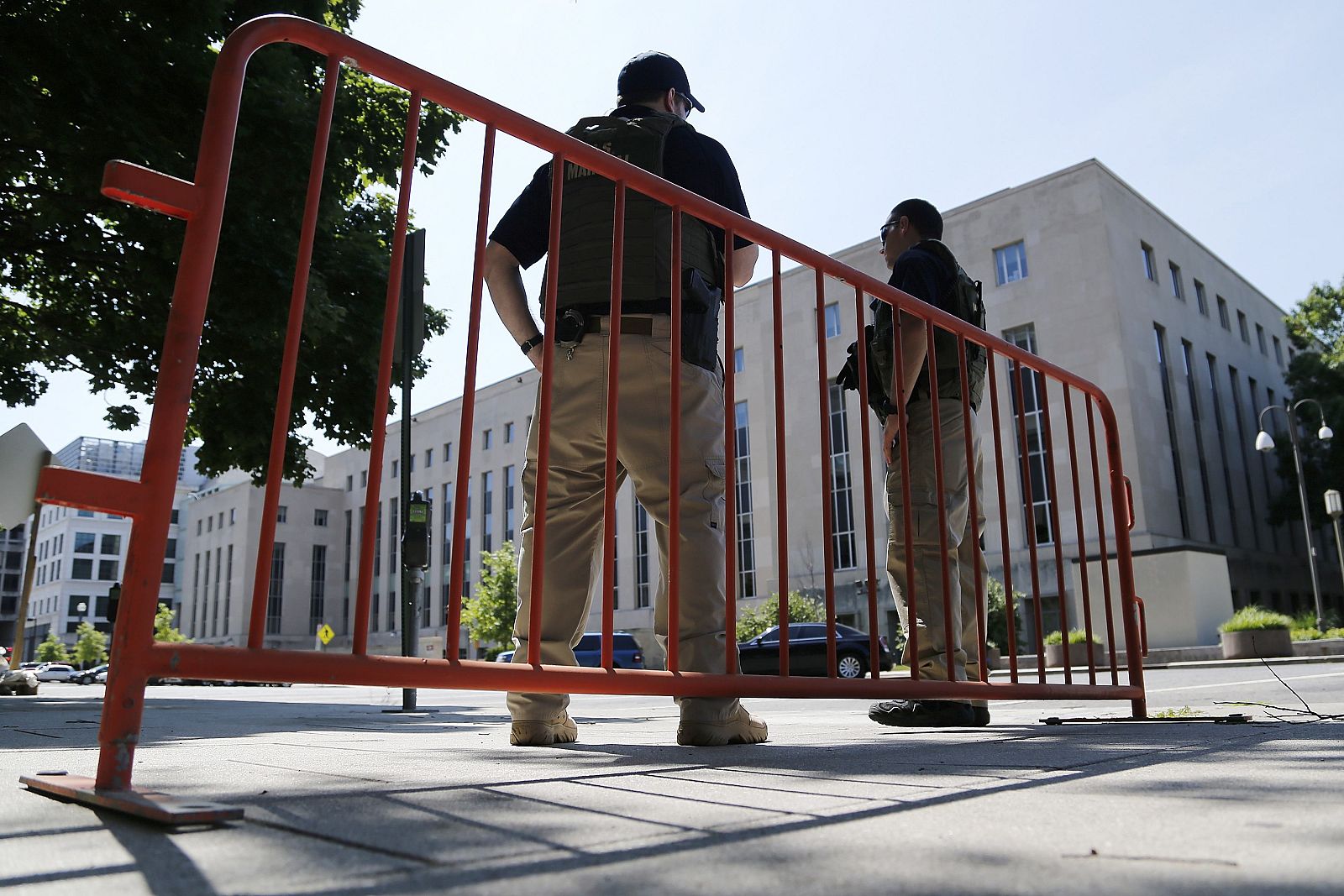 Policía norteamericanos patrullan frente a la Corte Federal en Whasington
