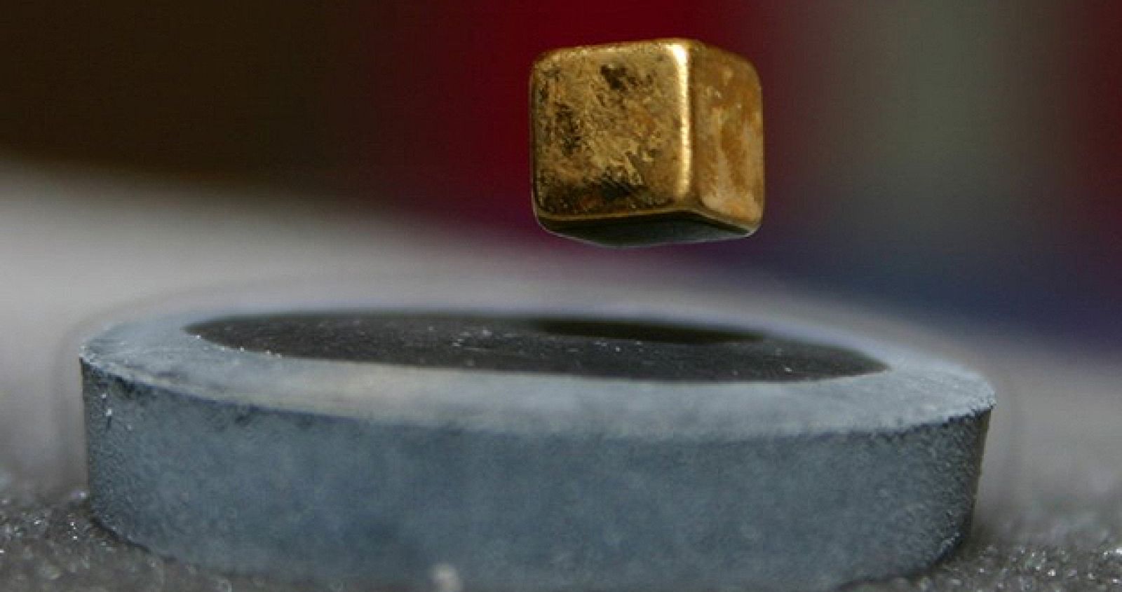 Imán levitando sobre un superconductor