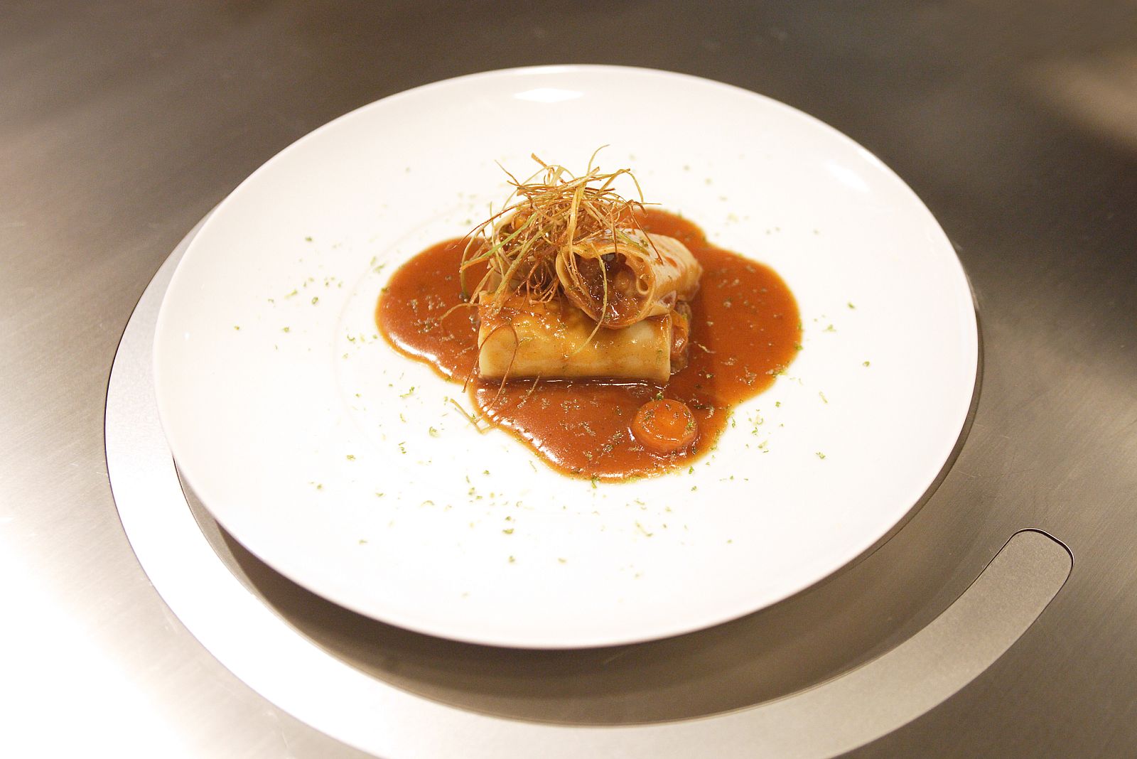 Canelón de rabo de toro con cítricos