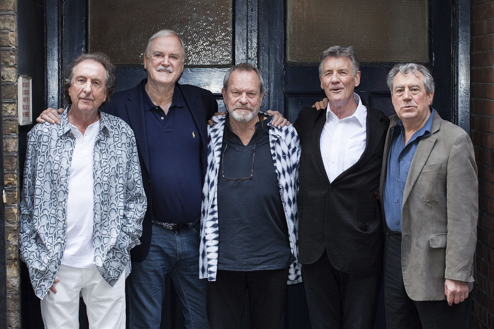 Los comediantes británicos de Monty Python (de izda a dcha) Eric Idle, John Cleese, Terry Gilliam, Michael Palin y Terry Jones en la presentación de sus actuaciones.