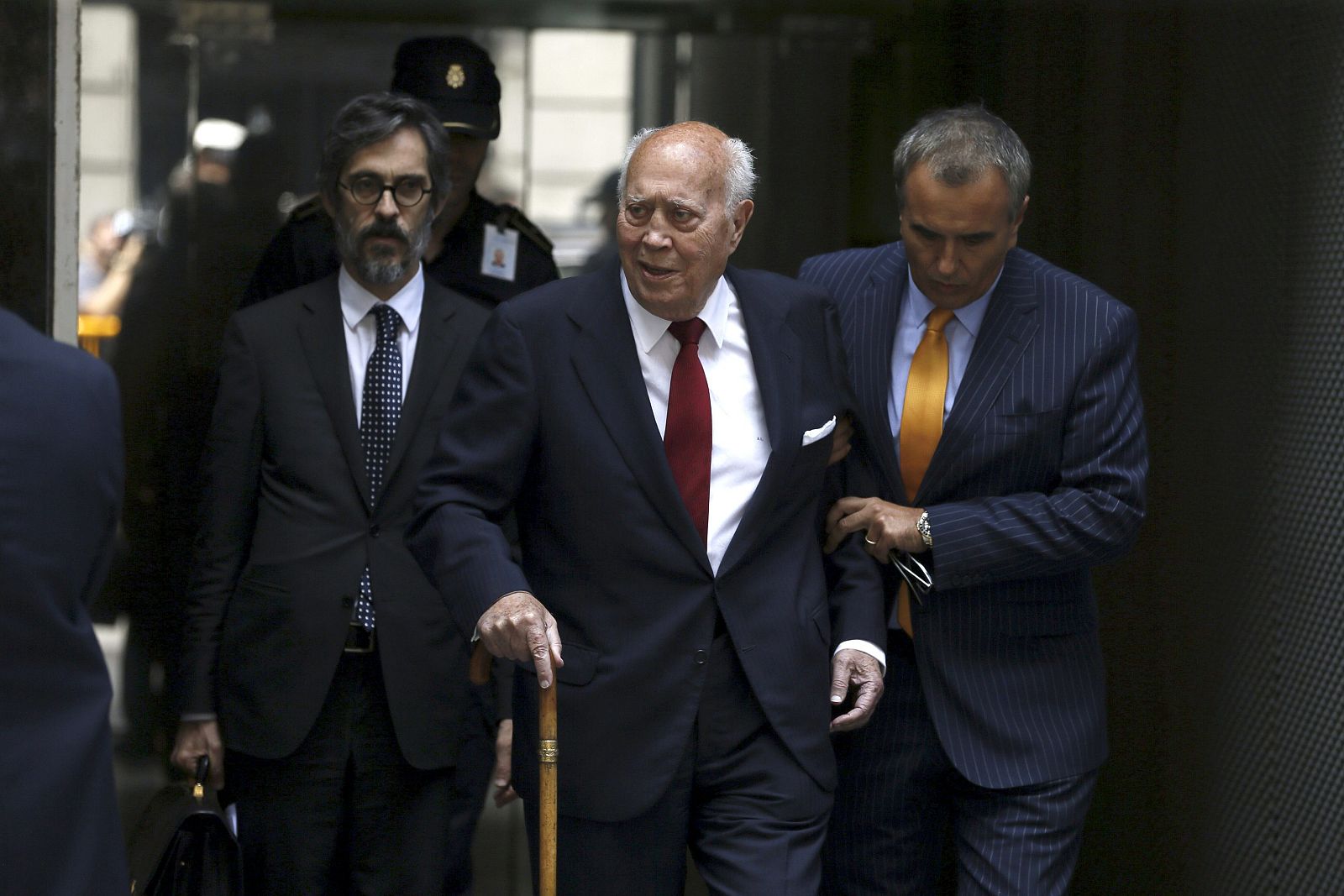 El extesorero del PP Álvaro Lapuerta (c) a su salida de la Audiencia Nacional