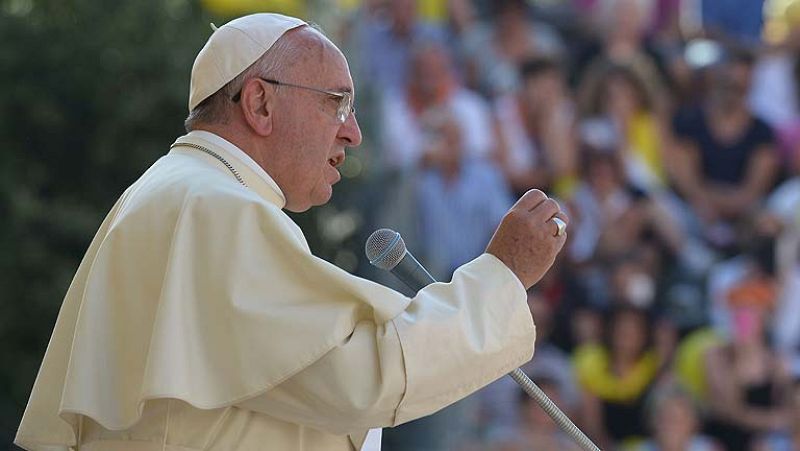 El papa recibe por primera vez a víctimas de abusos sexuales y les pide perdón 