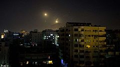 Israel lanza una ofensiva en Gaza con decenas de muertos y Hamás amplía el disparo de cohetes
