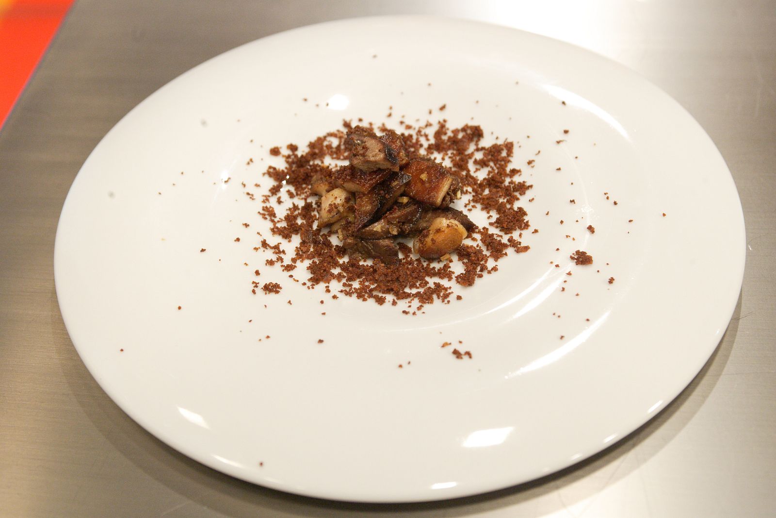 Conejo al ajillo con tierra de paella