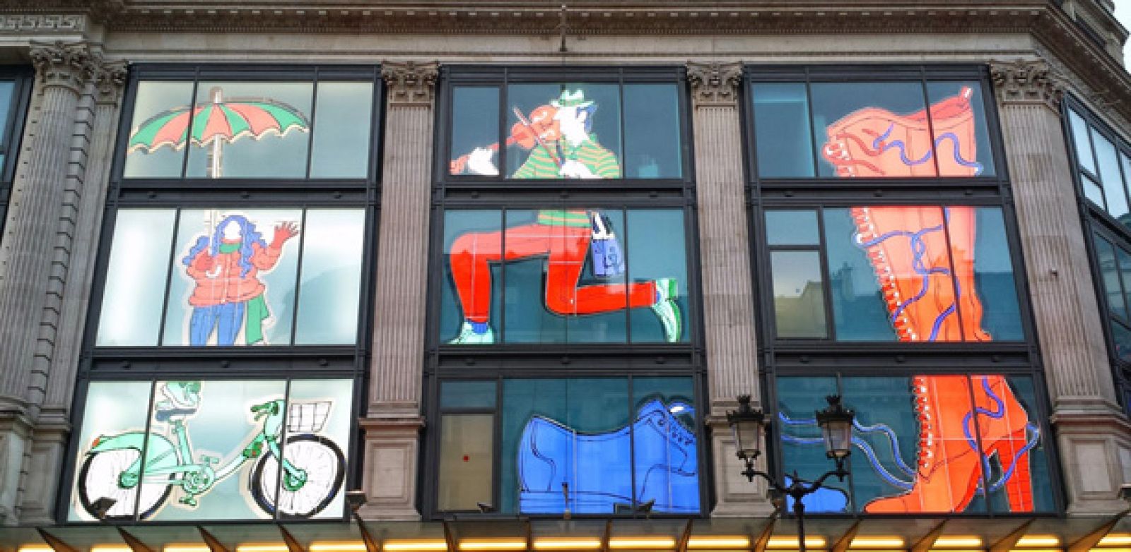 Ilustraciones de David Pintor en unos grandes almacenes, en pleno centro de París