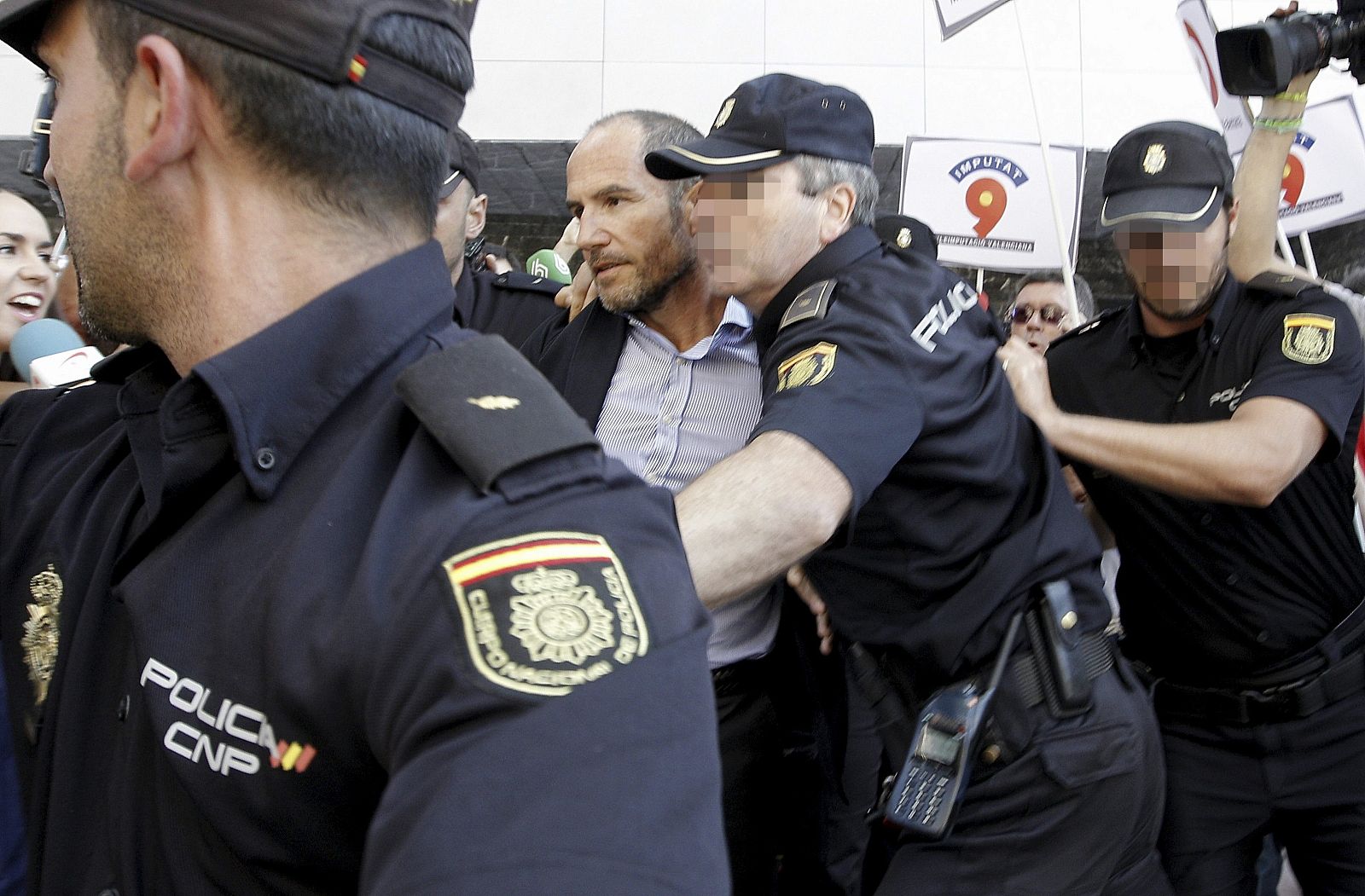 LLUÍS MOTES ES INCREPADO POR EXTRABAJADORES DE RTVV AL LLEGAR A LOS JUZGADOS