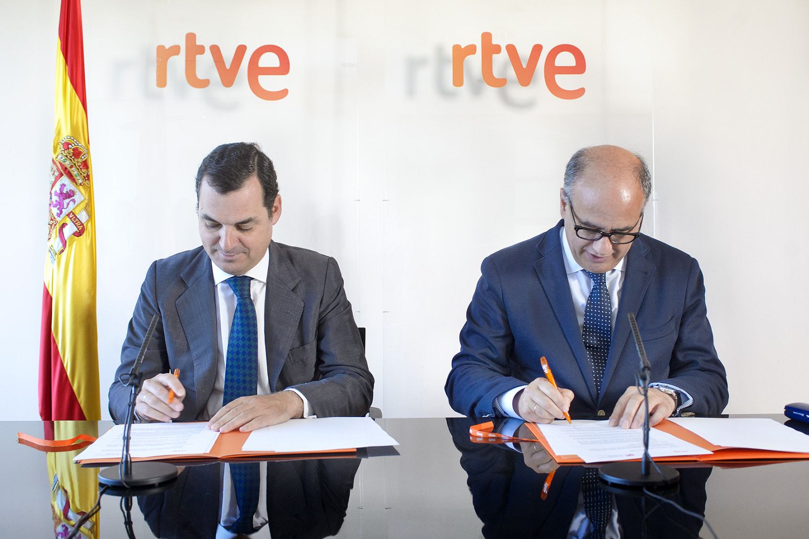 Firma convenio RTVE Ávila 2