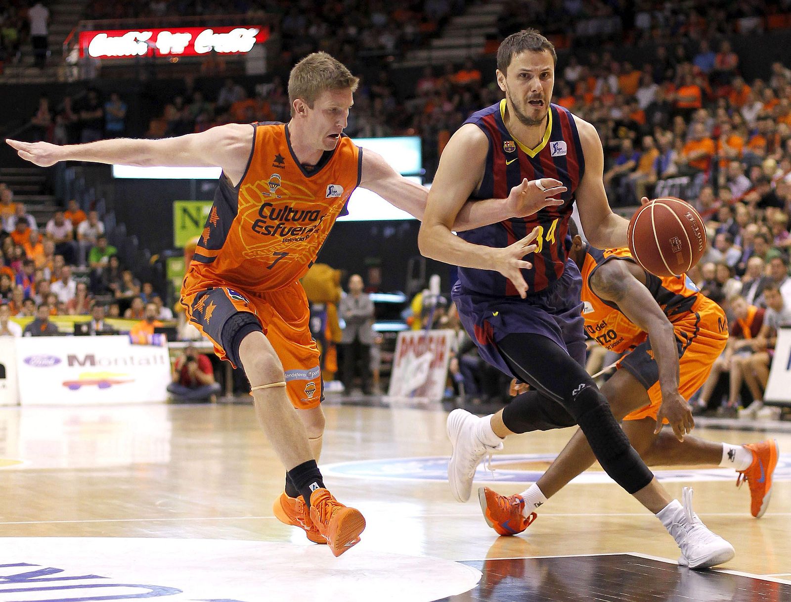 Justin Doellman (i) y Bostjan Nachbar durante el primer partido.