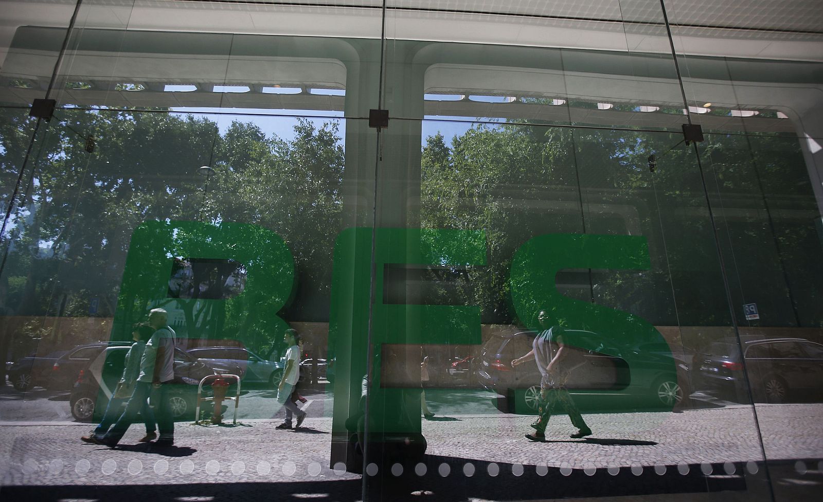 Transeúntes pasan por delante de la sede del Banco Espiritu Santo en Lisboa