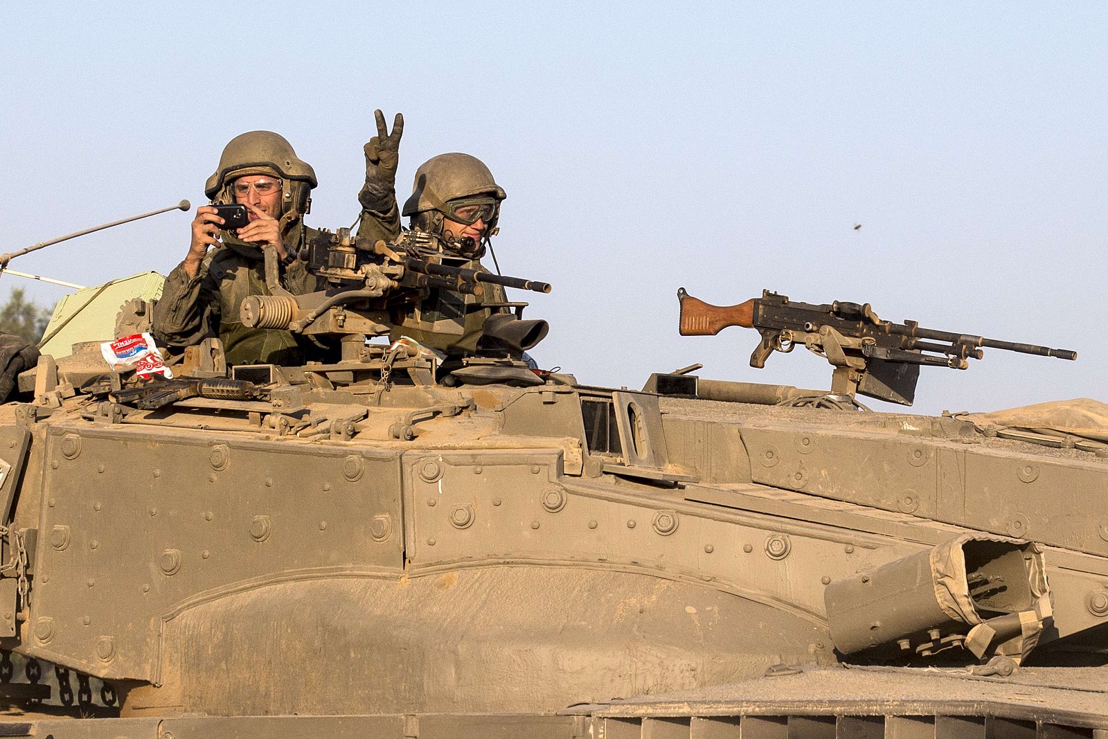 Soldados israelíes en un tanque situado en la frontera de Gaza