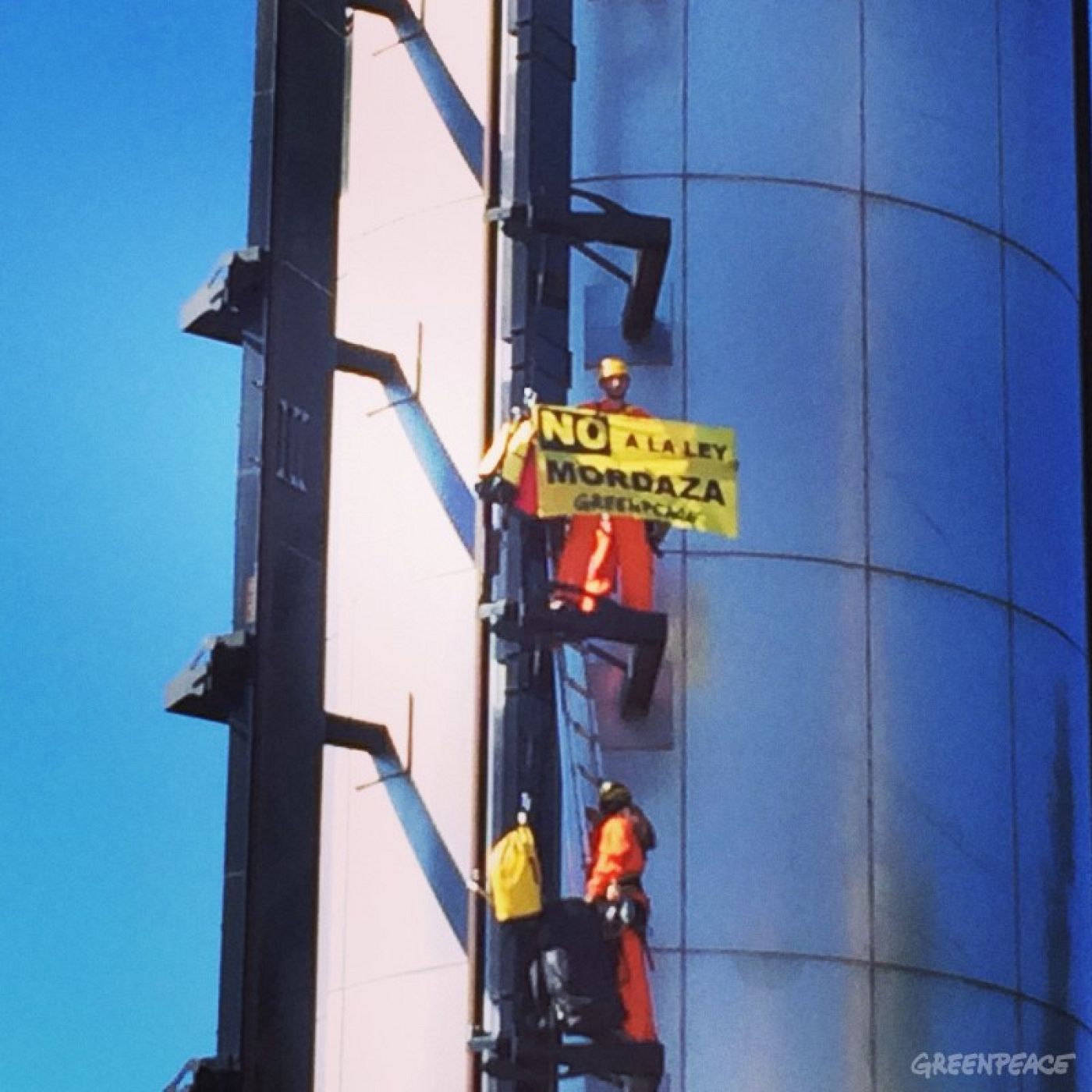 Uno de los activistas enseña una pancarta en la que se puede leer: 'NO a la Ley Mordaza'.