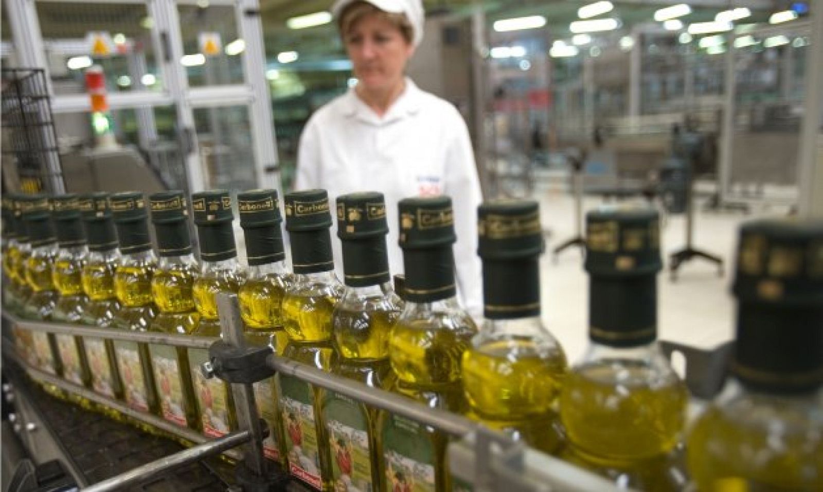 Una trabajadora de Deoleo en la cadena envasadora de aceite