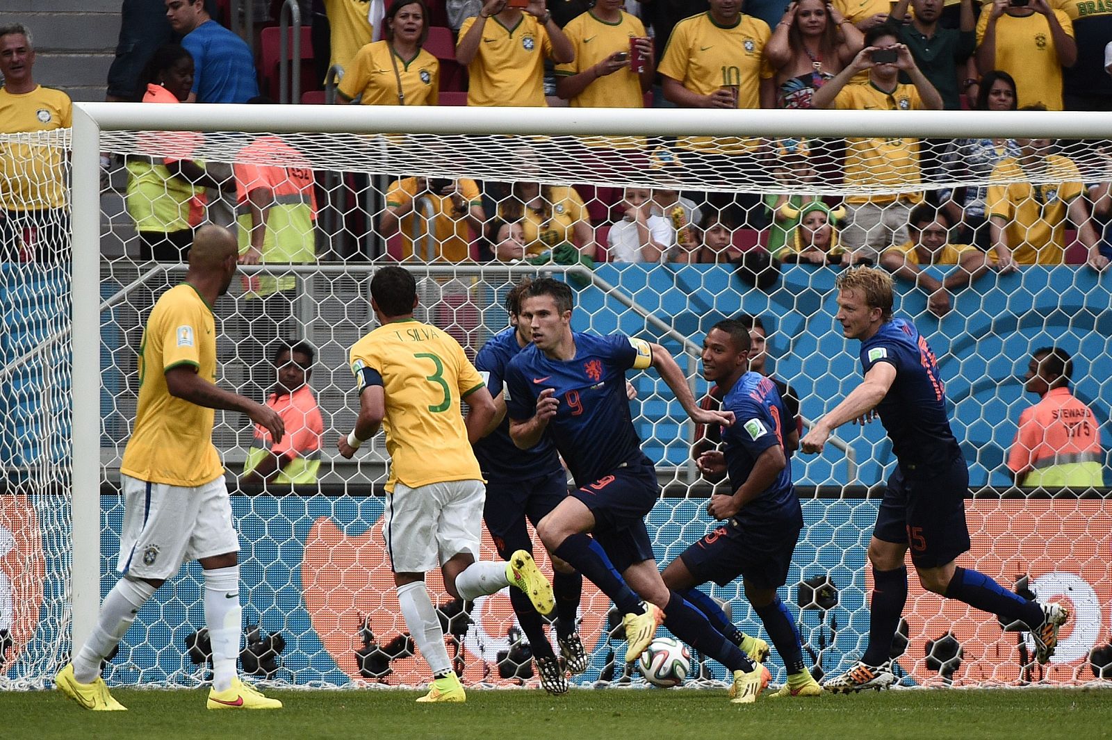 El holandés Robin van Persie celebra con sus compañeros el gol de penalti