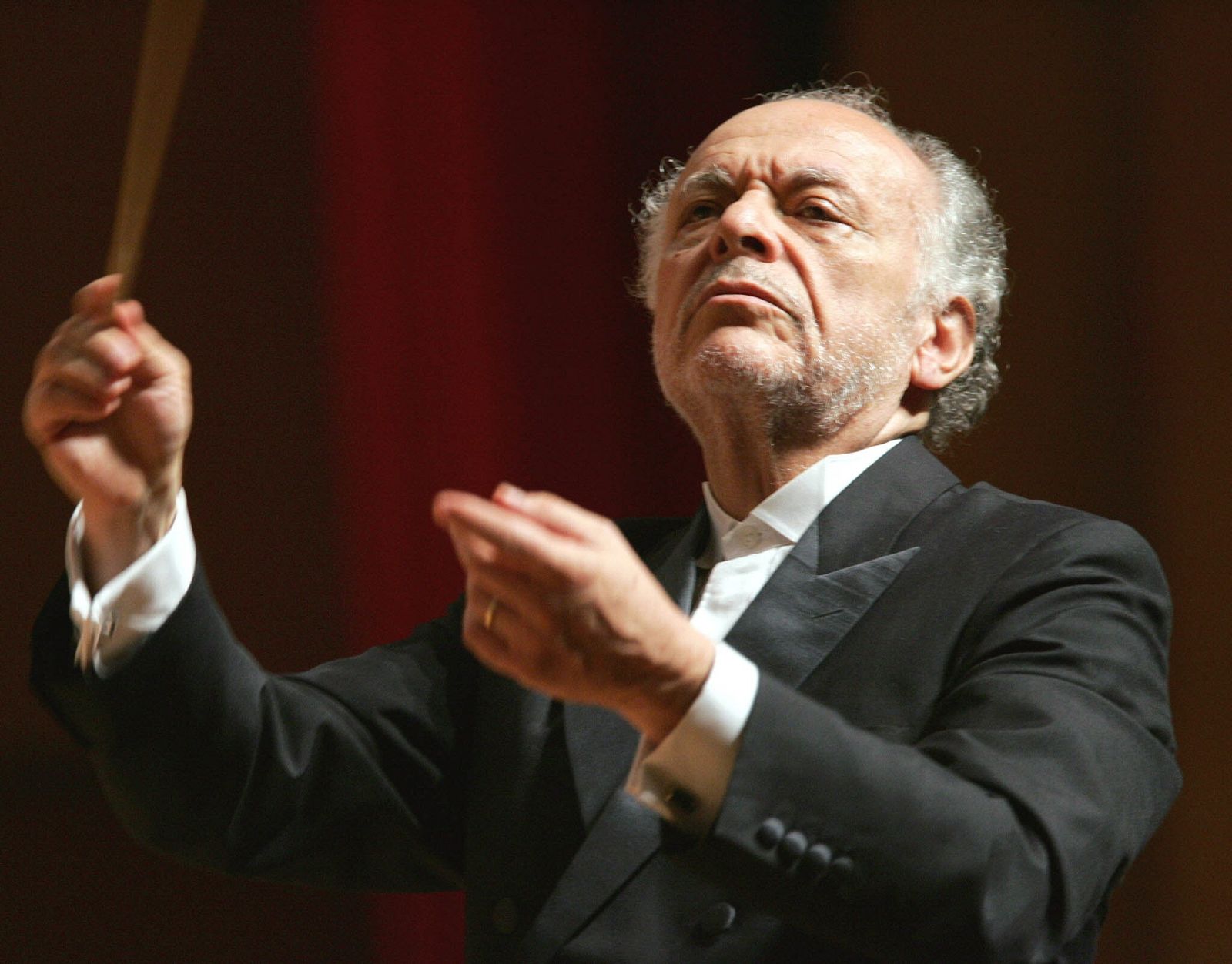 Fotografía de archivo del director de orquesta Lorin Maazel