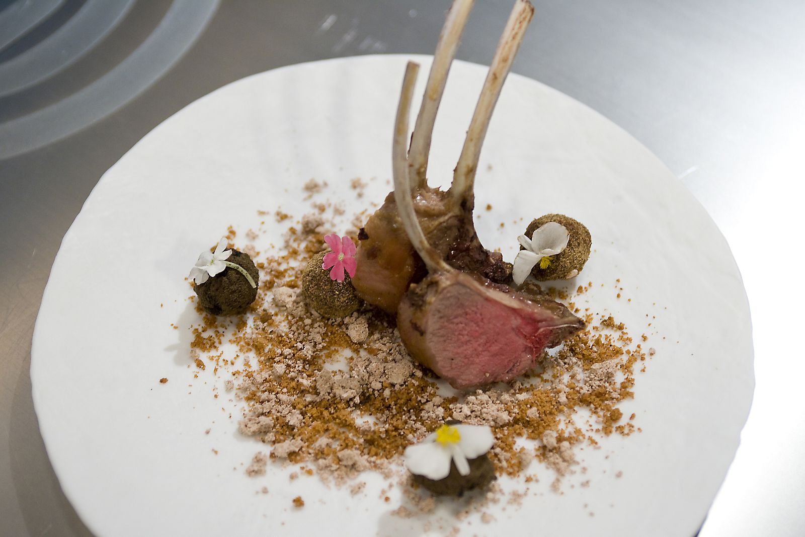 Chuleta de cordero asada con trufas de riñón y queso, con tierras de avellana