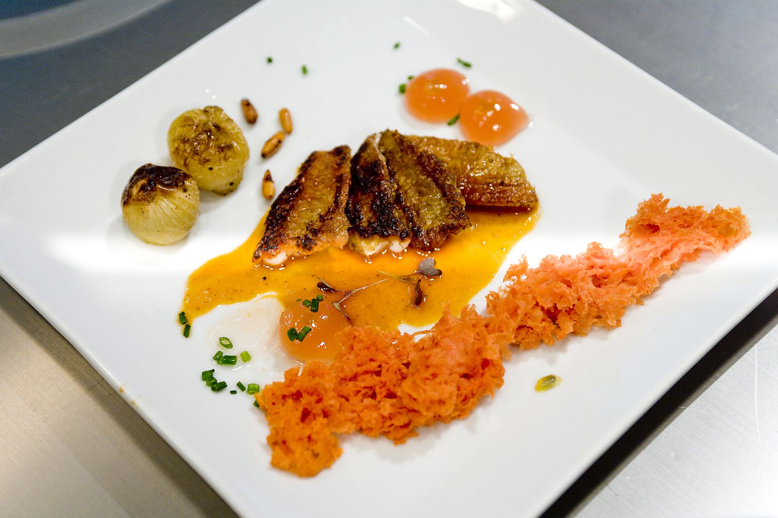 Loritos con esferas y esponja de pan con tomate