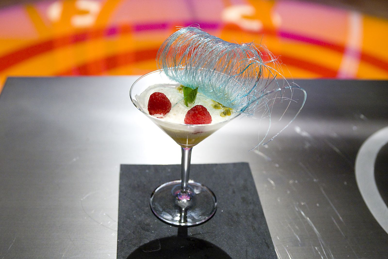 Mousse de nata a la vainilla, con crema de yema y muelle de azúcar