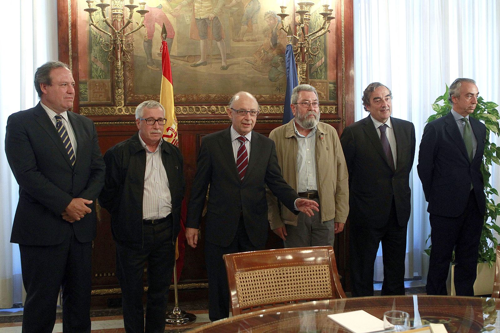 El ministro de Hacienda y Administraciones Públicas, Cristóbal Montoro, acompañado por el secretario de Estado de Hacienda, Miguel Ferre, posa con los secretarios generales de CC.OO., Ignacio Fernández Toxo, y UGT, Cándido Méndez; y los presidentes d