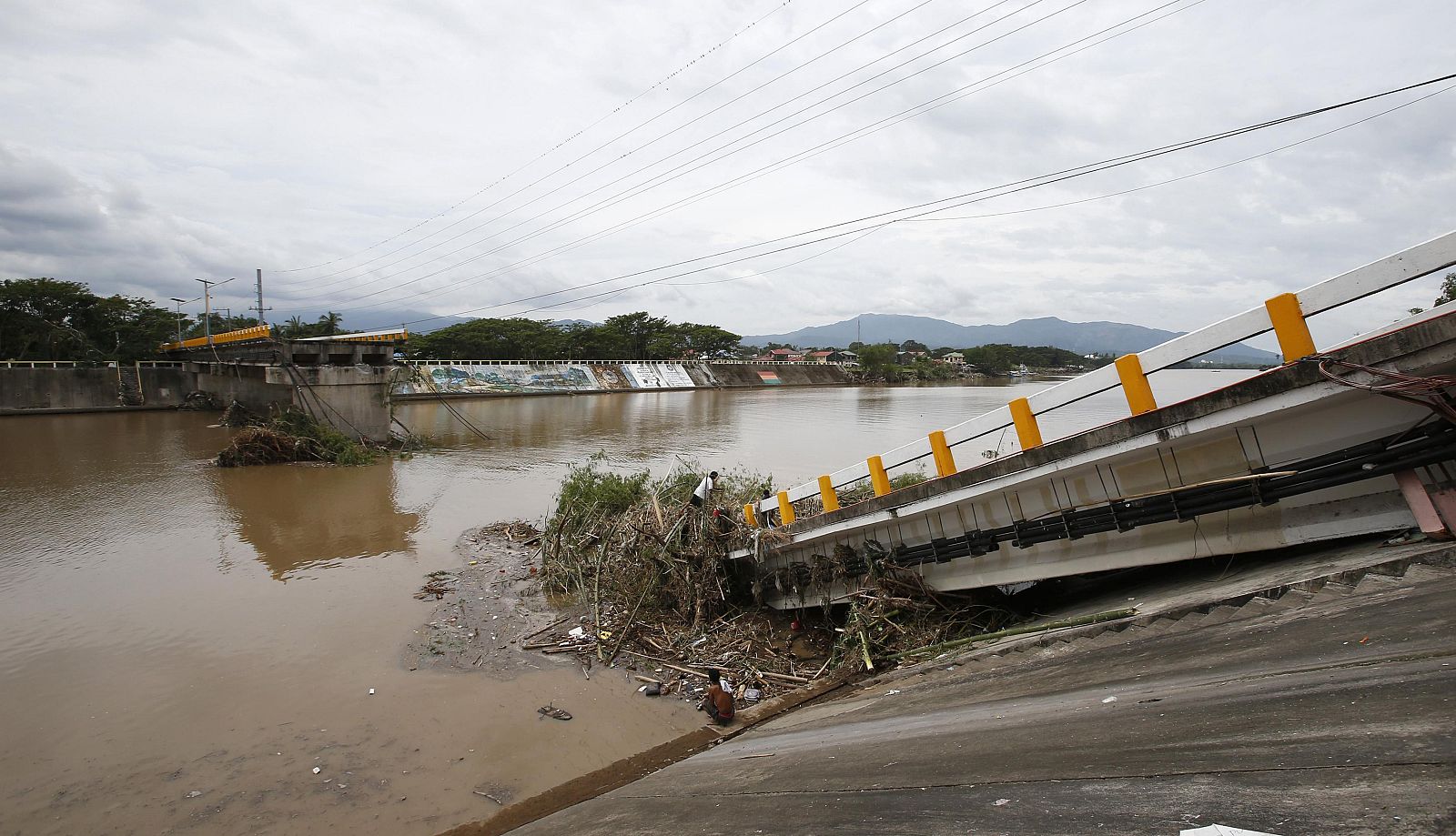 Puente destruido en Batangas, al suer de Manila.