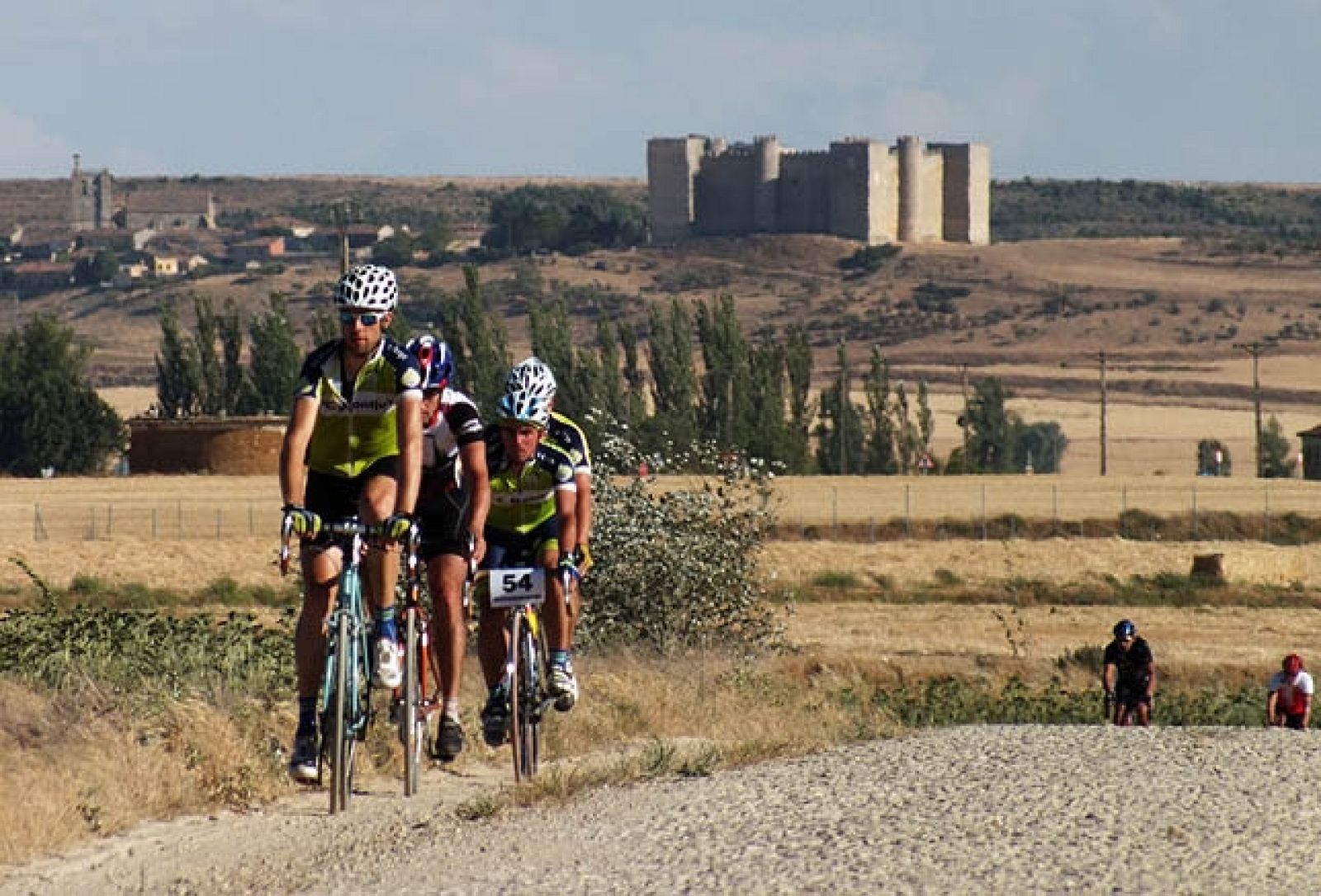 Imagen de unos corredores disputando el GP Canal de Castilla.