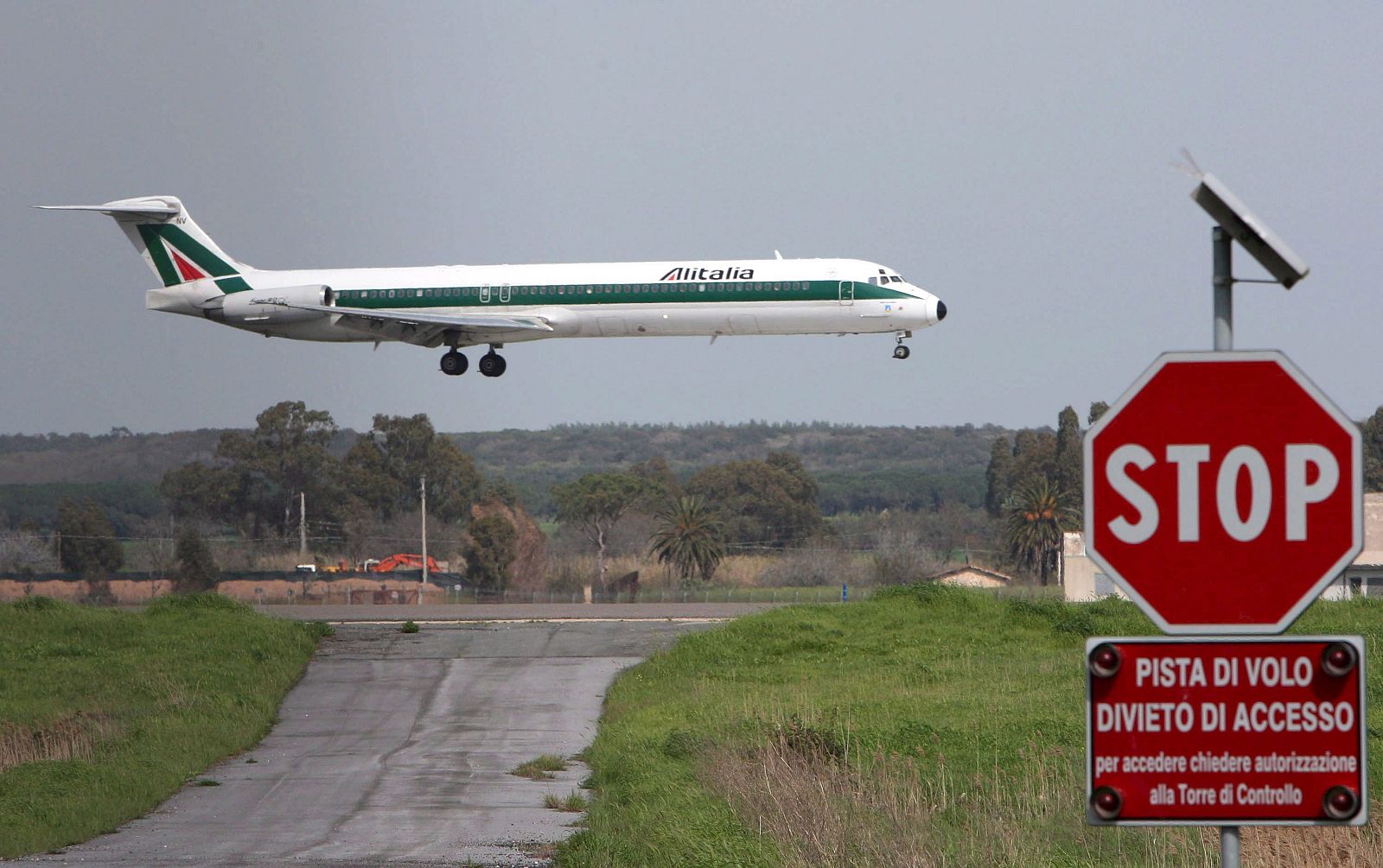 Foto de archivo tomada el 31 de marzo de 2008 de un avión de Alitalia mientras aterriza en el Aeropuerto Internacional Leonardo da Vinci de Roma