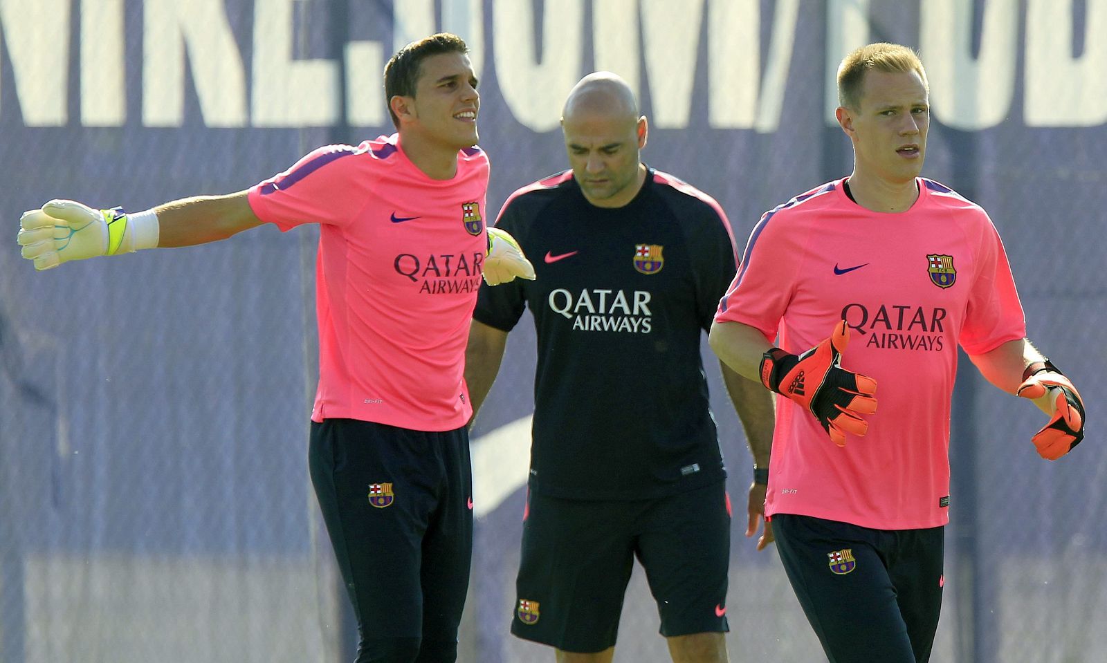 Jordi Masip (i) y Ter Stegen (d) en un entrenamiento del F.C.Barcelona
