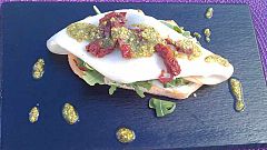 Tosta de pavo y rúcula con aceite de pistachos