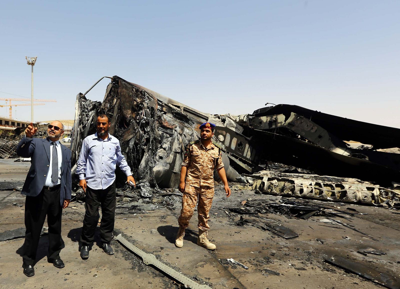 El ministro de transportes libio inspecciona el aeropuerto de Trípoli tras los combates.