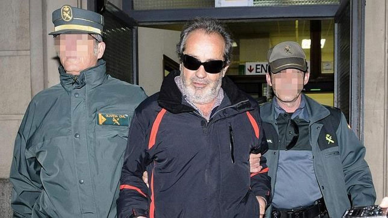 El exsindicalista Juan Lanzas sale de los juzgados escoltado por la Guardia Civil