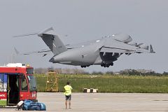 Otros dos aviones con víctimas del vuelo de Malaysia Airlines llegan a Holanda