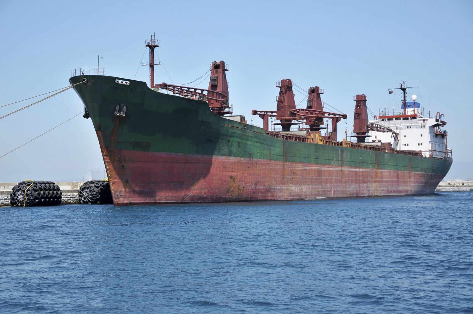 Gran barco carguero en Gibraltar.