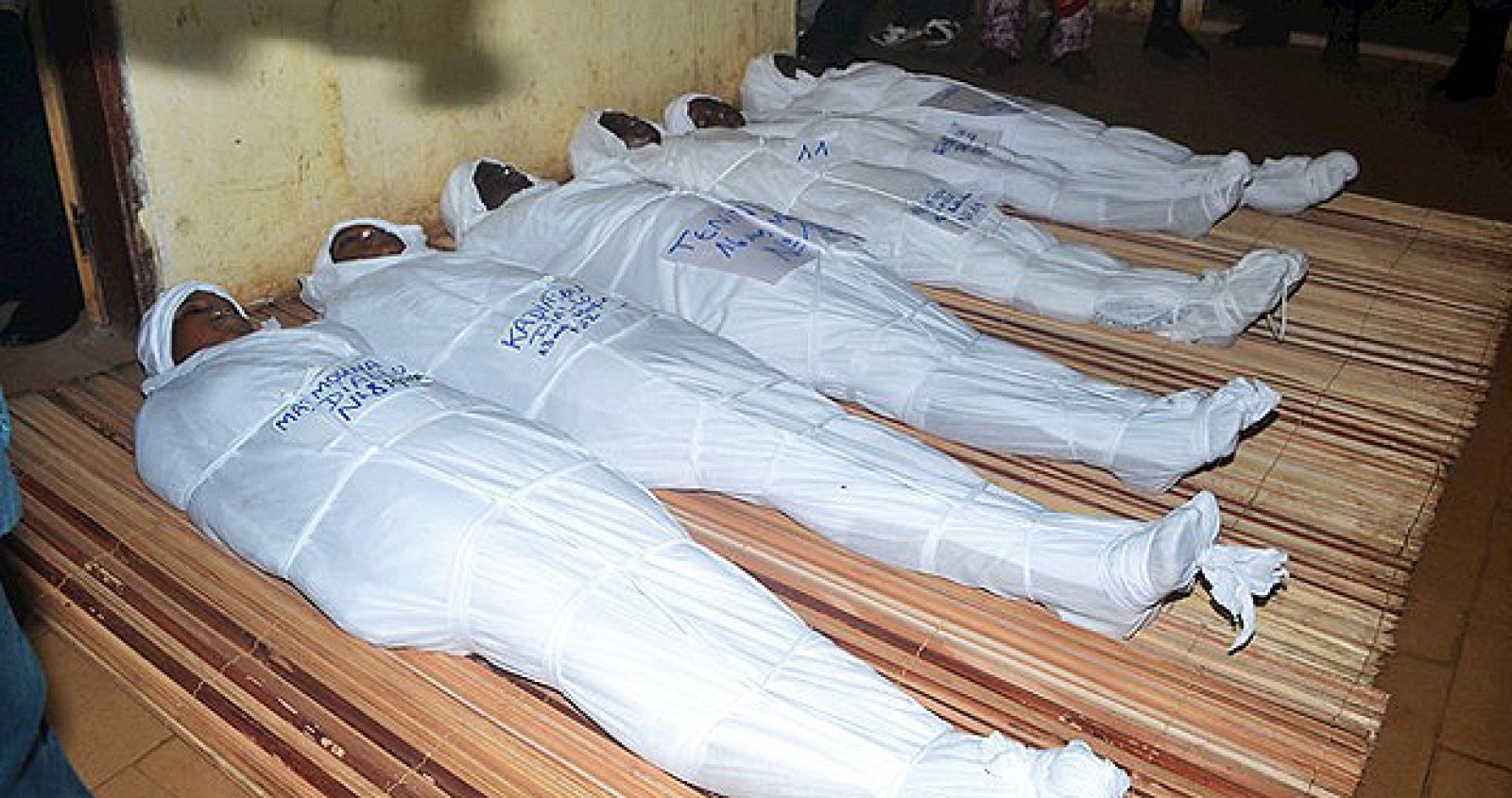 Algunos de los cuerpos de las víctimas en la morgue del hospital Donka en Conakry