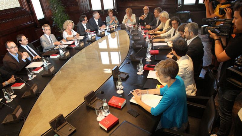 Todos los partidos del Parlament, menos CiU, piden que Pujol comparezca en septiembre