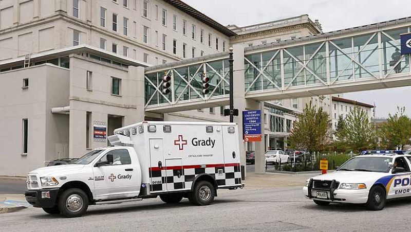 El primer estadounidense contagiado de ébola en África llega a EE. UU. para tratarse