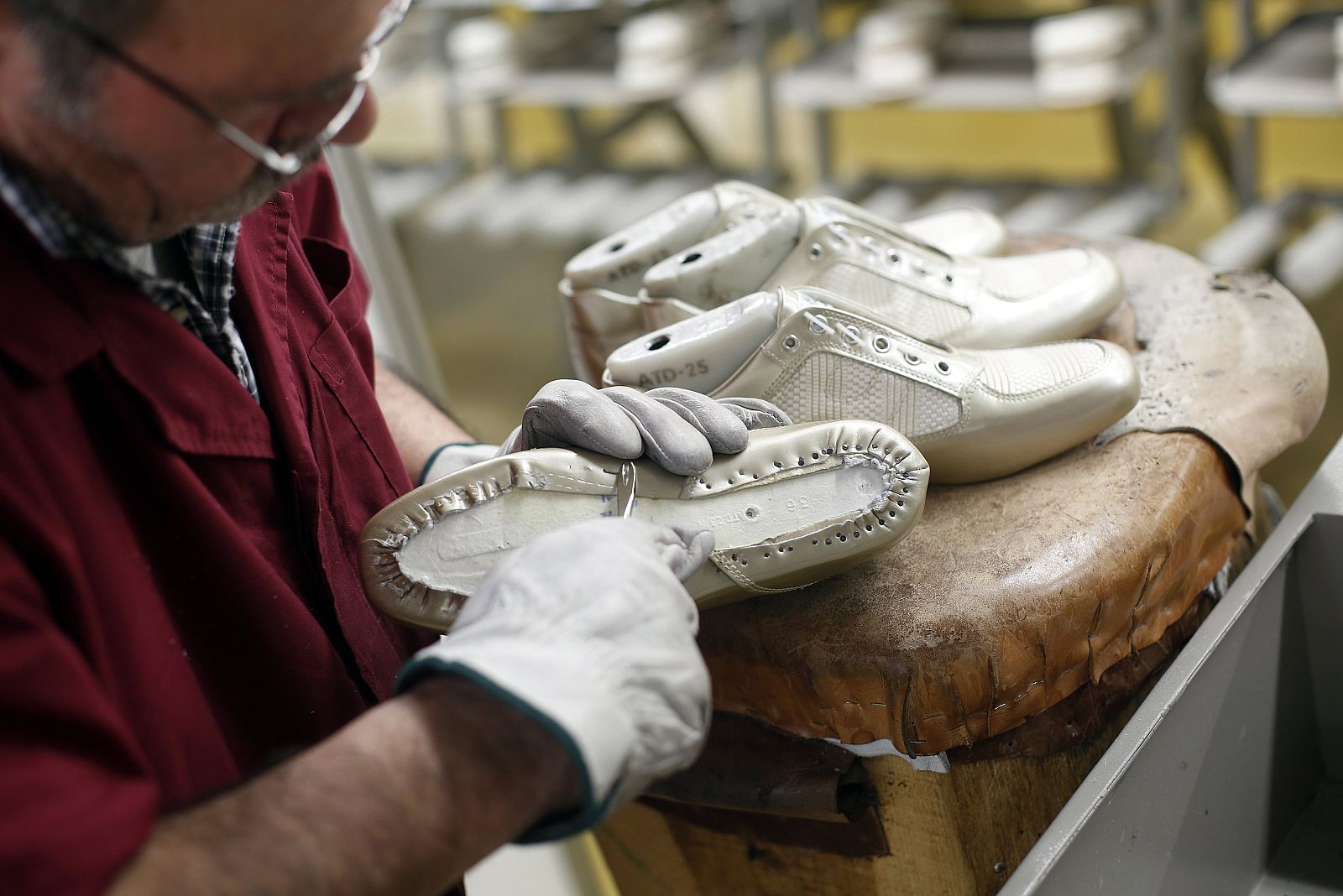 A file photo of an employee working to complete a shoe at the Italian luxury shoemaker Tod's in Sant'Elpidio a Mare Imagen de archivo de un trabajador italiano