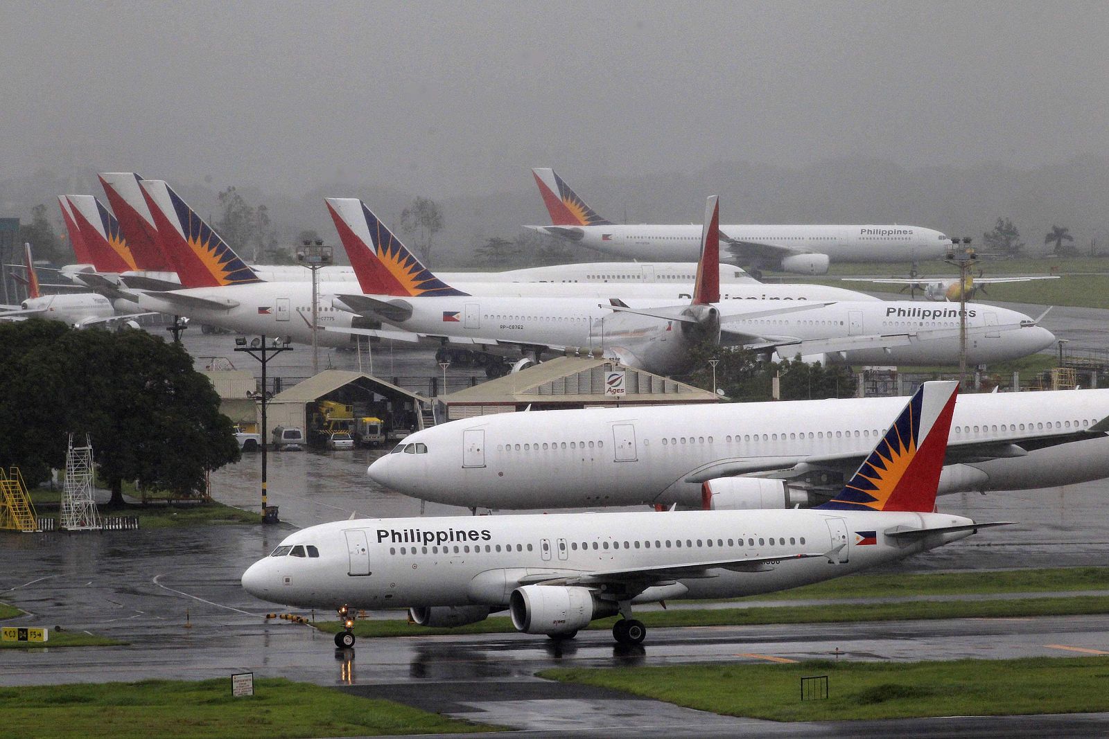 Aviones de Philippine Airlines en el Aeropuerto Internacional Ninoy Aquino en Manila