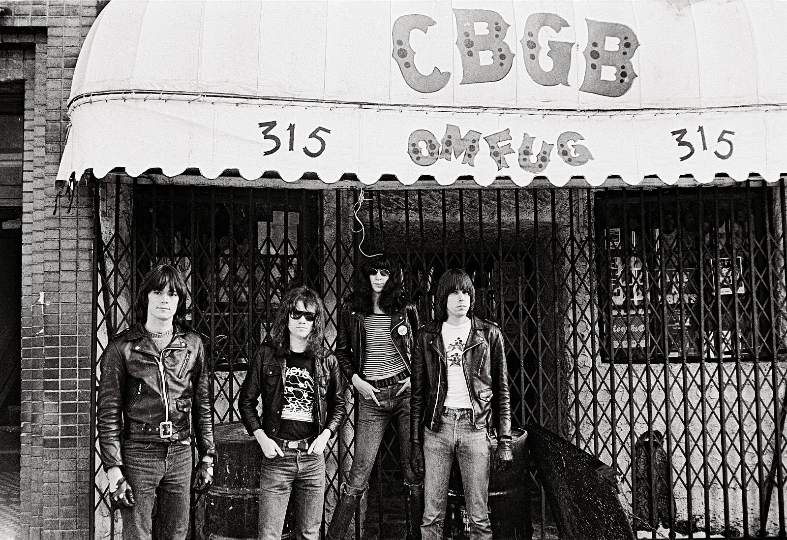 Dee Dee, Tommy, Joey y Johnny en el CBGB de Nueva York. © Danny Fields © JRALLC.