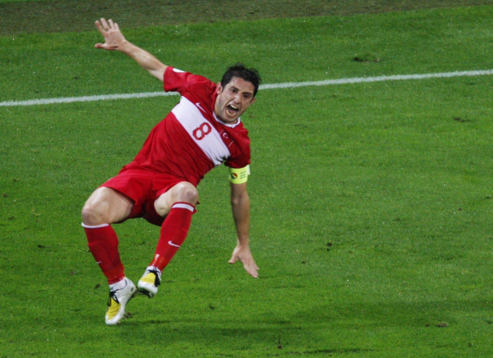 El jugador y capitan de Turquía, Nihat Kahveci, se despide de la Eurocopa por culpa de una lesión de abductores.