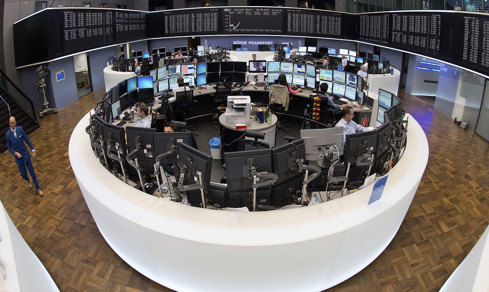 Corredores de Bolsa observan el desarrollo de los mercados nacionales e internacionales en la Bolsa de Fráncfort