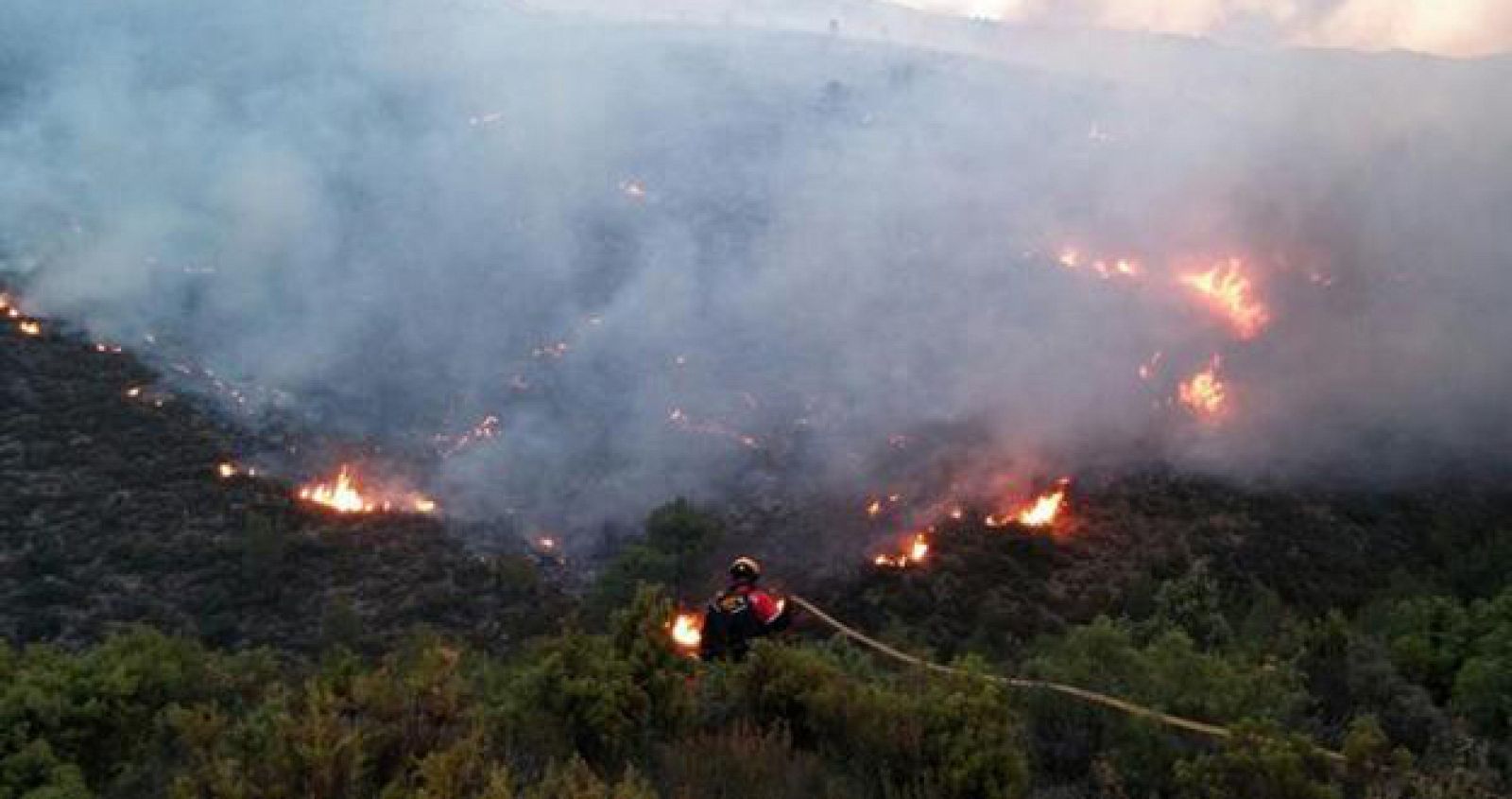 Estabilizado un incendio declarado en el parque natural de Sierra Mariola, en Alcoy (Alicante)