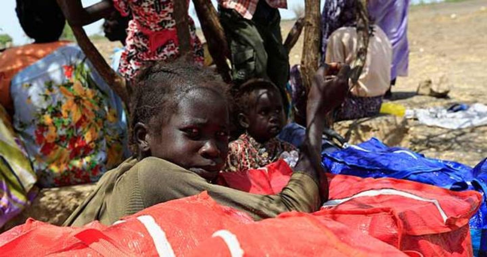 Estos niños de Sudán del Sur, en un campamento de refugiados, se exponen a múltiples amenazas sanitarias.