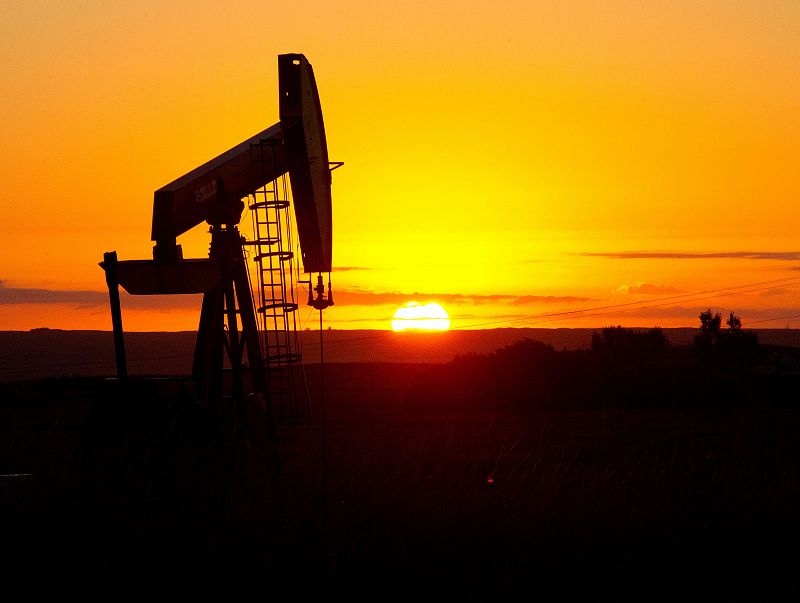 El alza de la demanda de petróleo en 2014 será menor de lo previsto, según la AIE