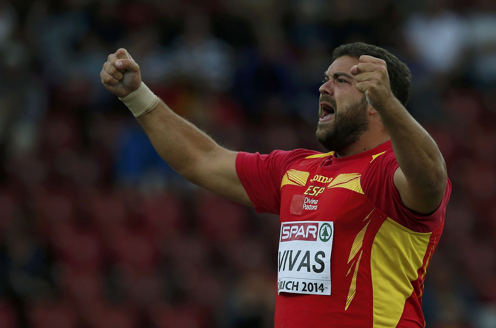 El lanzador español Borja Vivas celebra uno de sus lanzamientos.