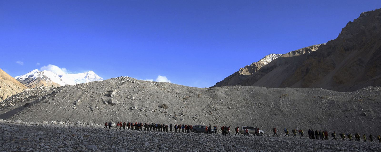 Miembros del equipo chino de alpinismo volviendo al campamento base del Everest, Tibet