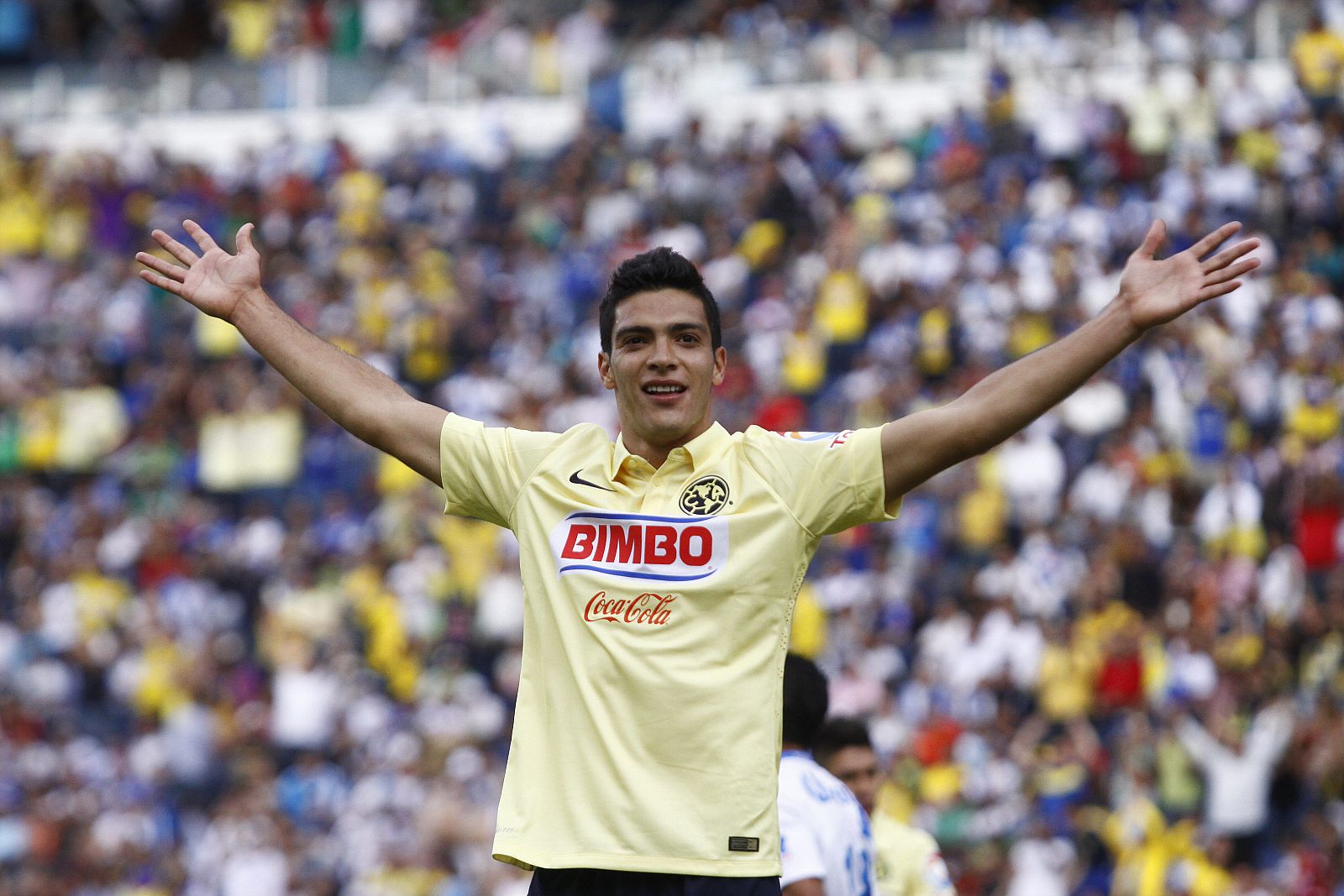 Raúl Jiménez celebra un gol con el América.