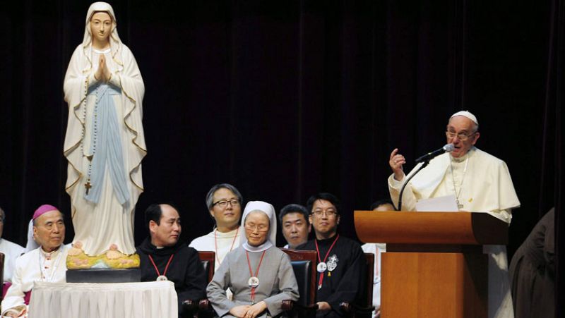 El papa beatifica a 124 mártires frente a una multitud en el centro de Seúl